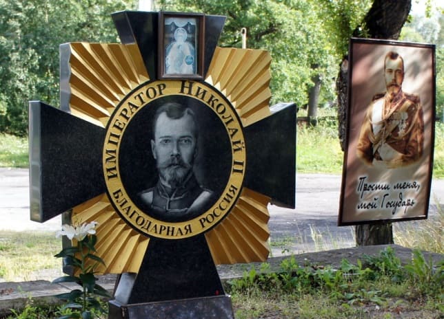 Памятный крест императору Николаю II около ж/д станции Александровская, в 21 км от Санкт-Петербурга